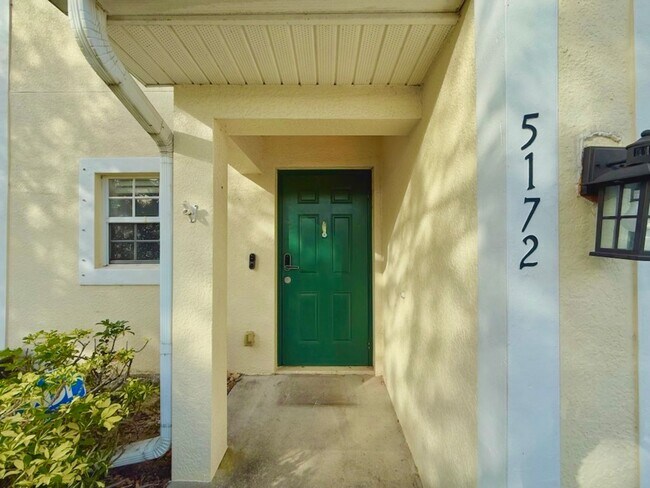 Building Photo - Spacious 3-Bedroom Townhouse with Den and ...