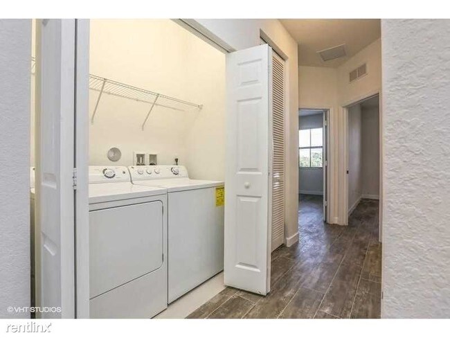 Building Photo - 4 br, 3.5 bath  - 820 W Village Cir