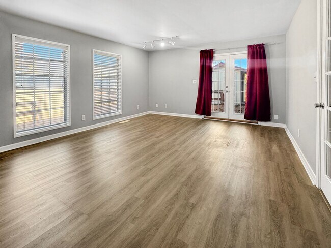 Foto del edificio - Spacious 3 Bed/3 Bath Midtown Home with Oversized Garage, Large Deck, and Storage Shed