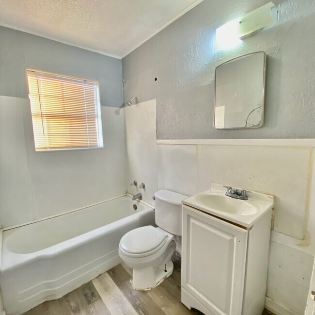 Foto del edificio - 806 N Detroit Ave