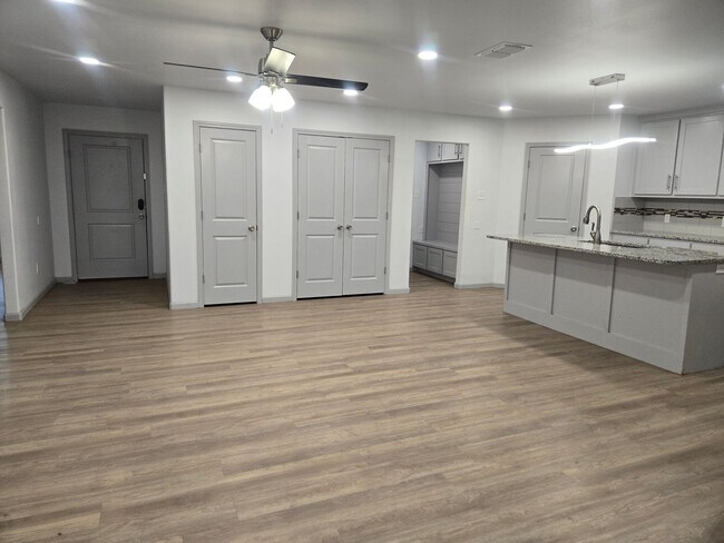 Foto del edificio - Spacious 4/3/2 Home with Modern Finishes and Great Location
