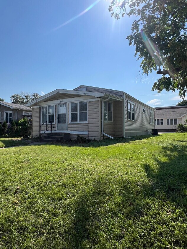Foto principal - Newly Renovated 2 bedroom / 1 bathroom hou...