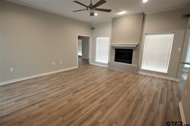 Foto del edificio - 8203 Purdue Dr