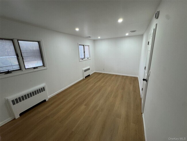 Building Photo - 303 Woodbury Rd