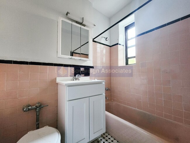 Building Photo - 525-527 Riverdale Avenue