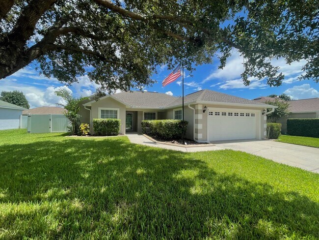 Building Photo - Beautiful 3/2 Fenced in Single Family Home...