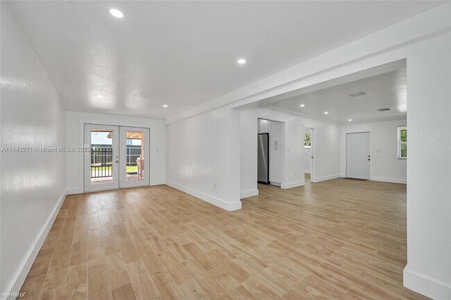 Building Photo - 3 br, 2 bath House - 4900 SW 7th St
