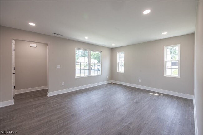 Building Photo - 1836 E 294th St