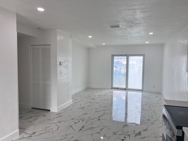 Foto del edificio - Royal Palm Vista Apartments