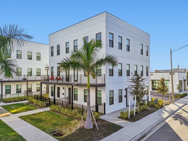 Foto del edificio - Modern Townhome For Lease in downtown St Pete and Warehouse Arts District