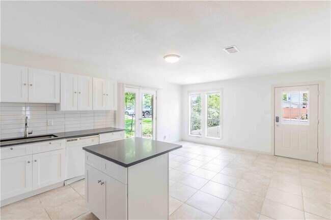 Building Photo - 2007 Meadowridge Dr