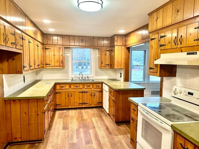 Building Photo - 365 N Bedford St