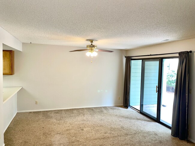 Foto del edificio - Main level 2 Bedroom Condo in Rockrimmon