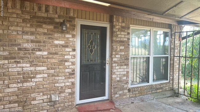 Foto del edificio - 5700 Meadow Wood Ln