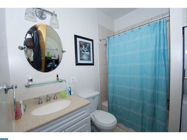 Baño - 303 S 11th St