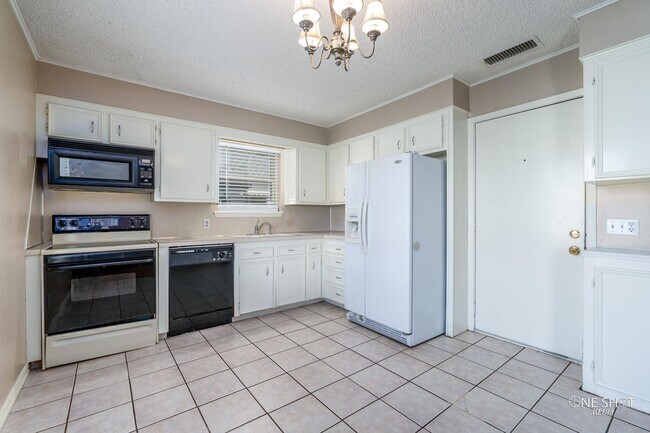 Foto del edificio - 7958 Bonnie Cir