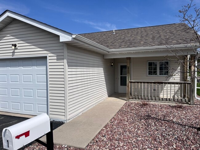 Building Photo - 996 Primrose Ln