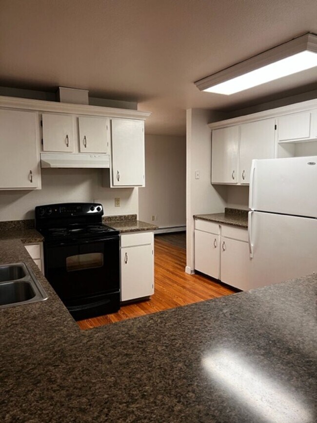 Building Photo - Century 21 Gold Rush - 1407 Hampstead Ave