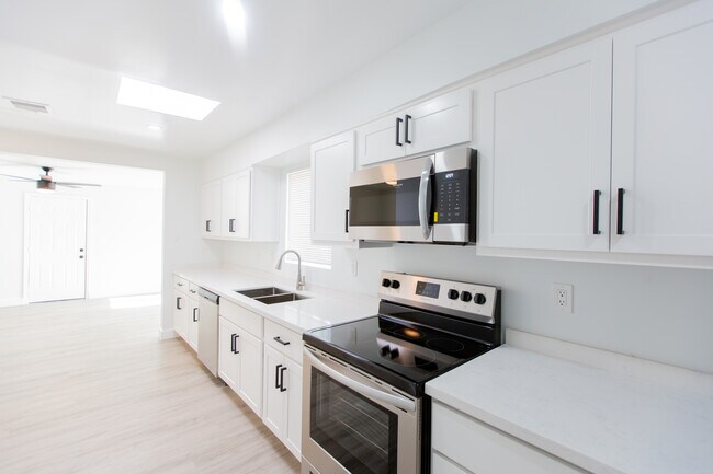 Building Photo - 1002 E Turney Ave