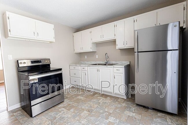 Building Photo - 1301 N Arrowhead Ridge