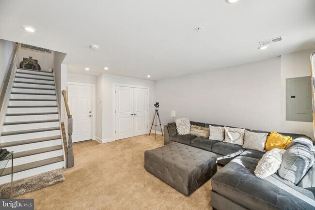 Foto del edificio - 251 Phoenix Dr