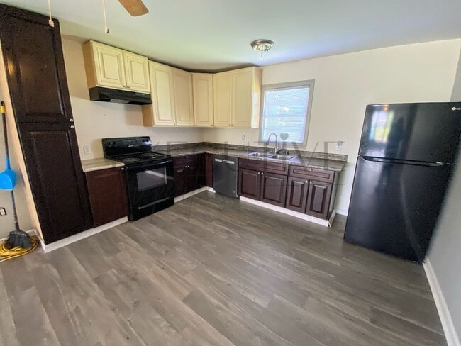 Building Photo - Updated 3 Bedroom Home Near McNeese – Just...