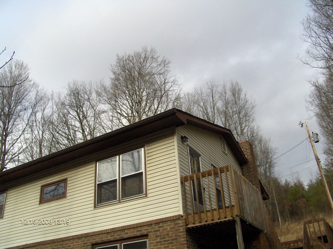 2 Bedroom, 1 Bath Upper Unit Duplex - 2 Bedroom, 1 Bath Upper Unit Duplex