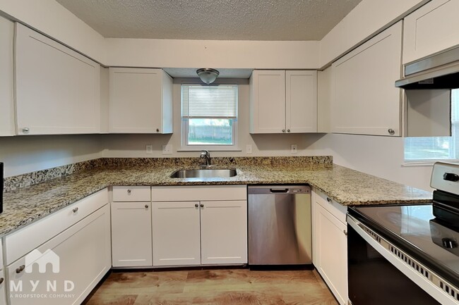 Building Photo - 6301 Ivory Palm Dr