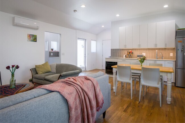 Foto del edificio - Amazing European Remodel on Classic Ranch ...