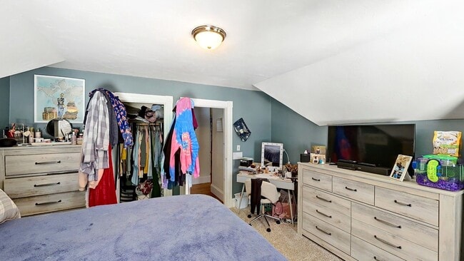 Building Photo - 3-bed on top floor in Lower Allston w/2-pa...