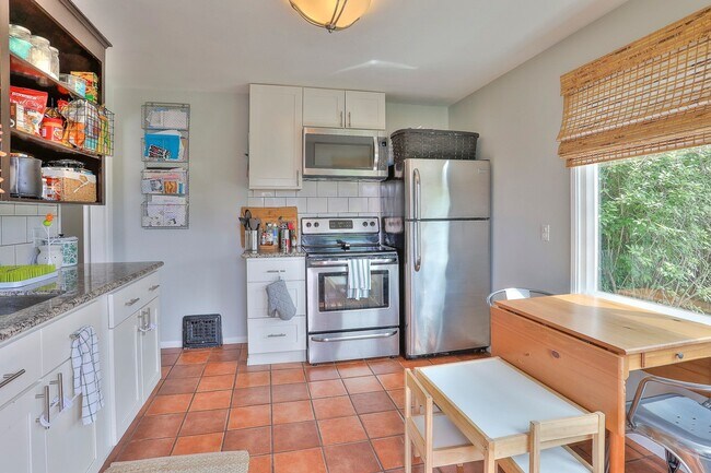 Foto del edificio - Beautiful 3 Bedroom home in desirable Ball...