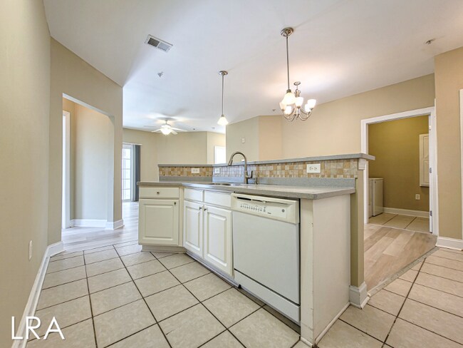 Building Photo - 100 Gateway Condos Dr