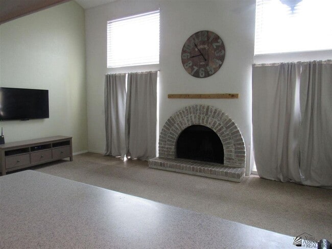 Building Photo - Central townhome with 2 bedrooms and 3 bat...