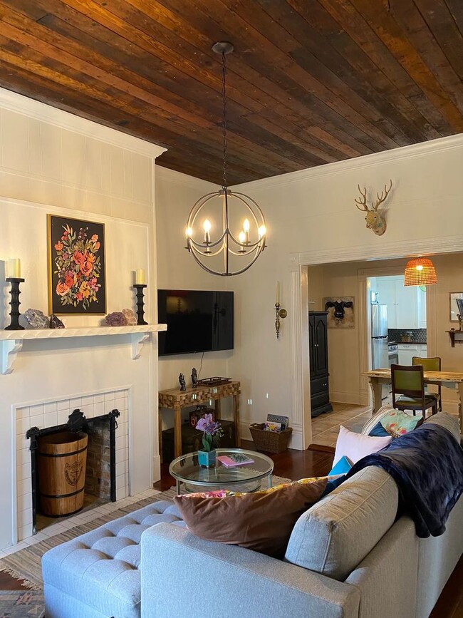Building Photo - Fully furnished 2 bedroom home in Downtown...