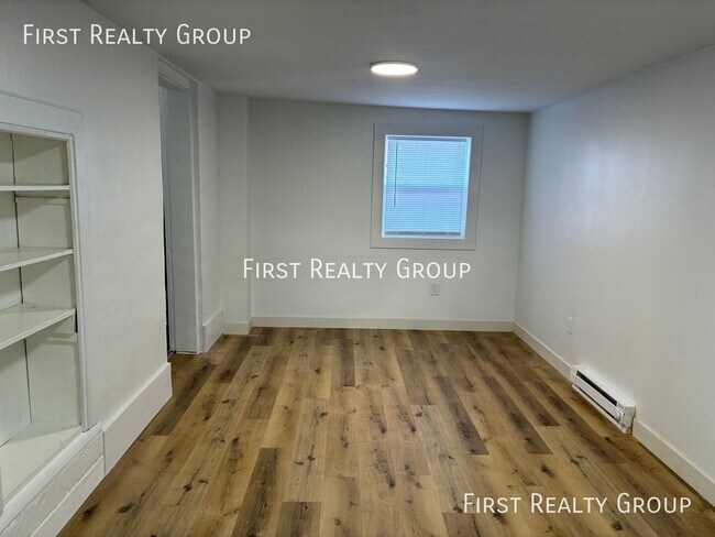 Building Photo - 104 1/2 E. Pearl Street-