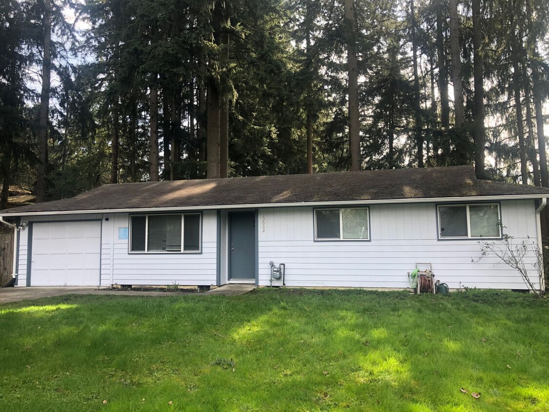 Primary Photo - Lake Tapps Rambler on Corner Lot!