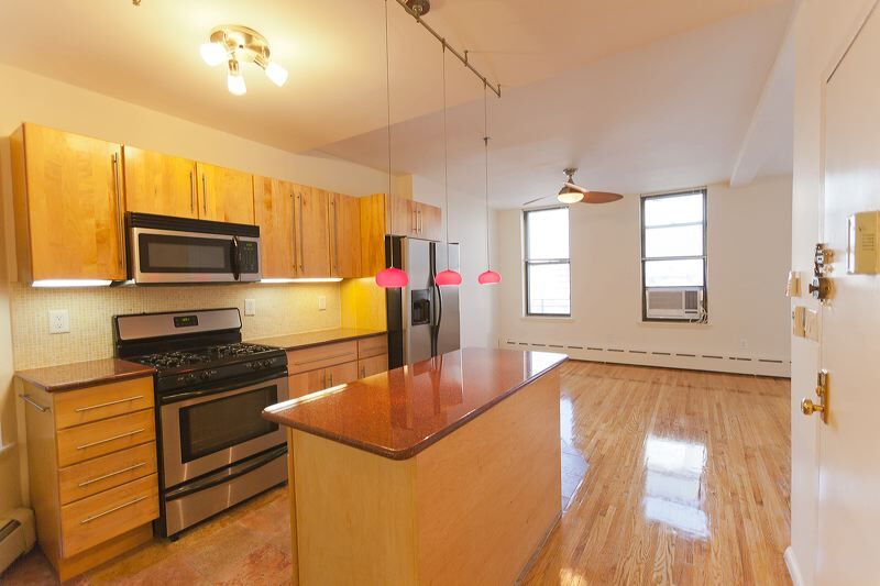 Primary Photo - 163 York St