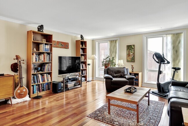 Foto del edificio - 75-83-83 Cambridge Pkwy