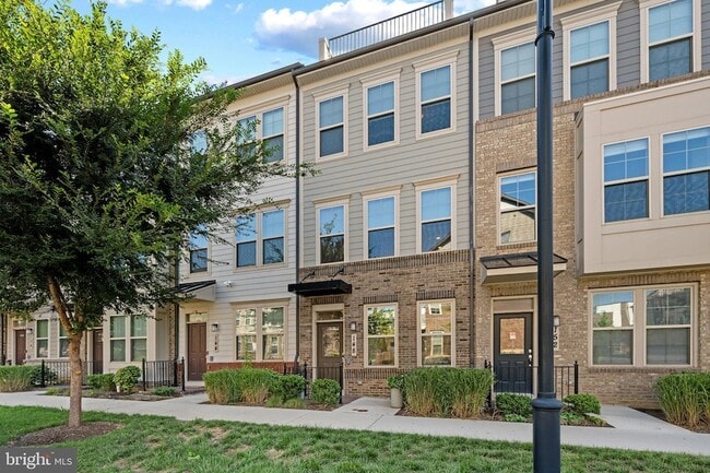 Building Photo - 148 Stowe Dr