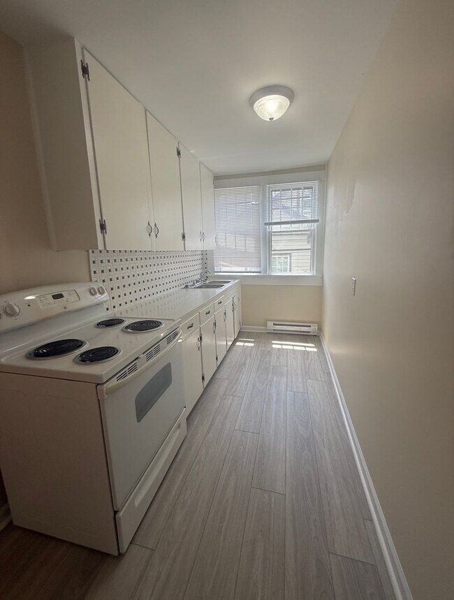 Building Photo - 1429 W. Fourth St. - 3 Unit