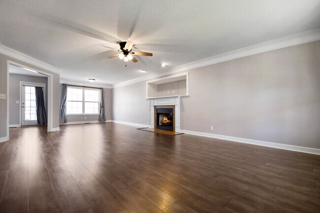 Building Photo - Pet Friendly Three Bedroom with Bonus!