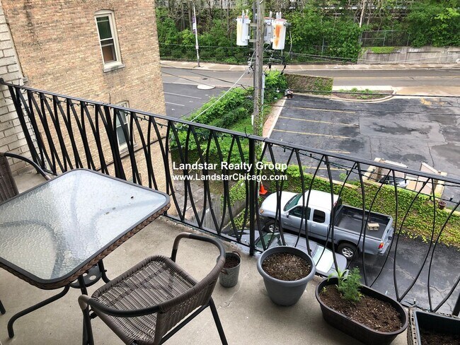 Foto del edificio - 1327 Chicago Ave