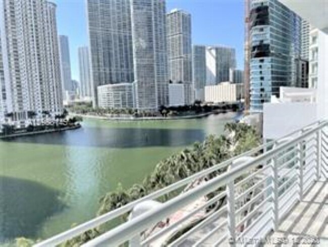 Foto del edificio - 325 S Biscayne Blvd