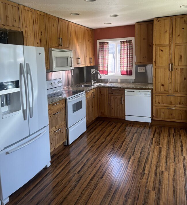 Foto del edificio - 5 Bedroom Home in North Salt Lake