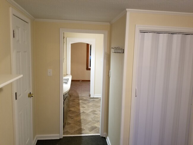 Mirando hacia la cocina - 9625 E 32 St S