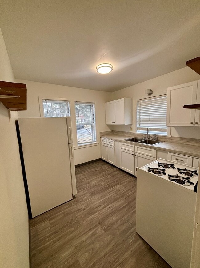 Building Photo - 828 1/2-615 1/2 Miles Ave