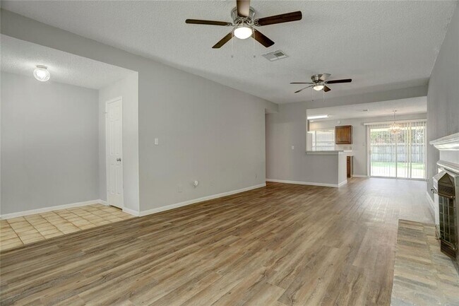 Foto del edificio - 3310 Hidden Creek Dr