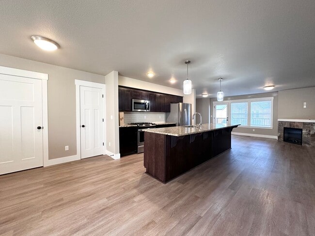 Foto del edificio - LUXURY TOWNHOUSE; 2 CAR GARAGE, BONUS ROOM...