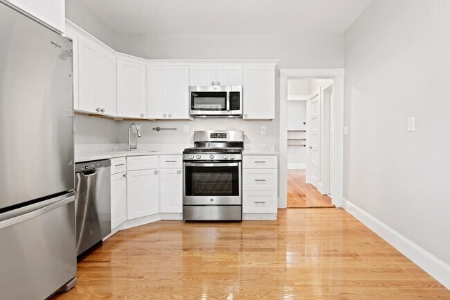 Building Photo - 68 Saxton St