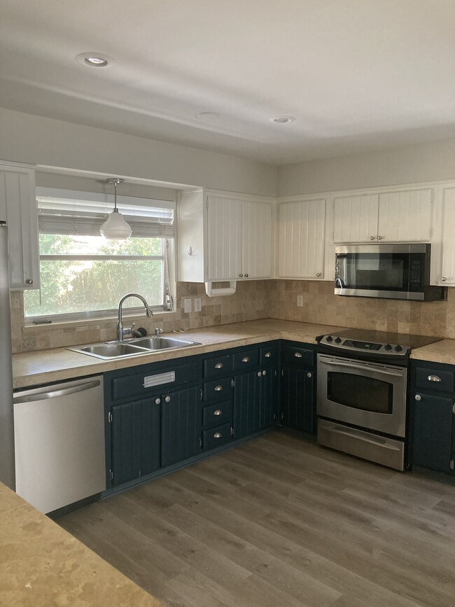 Kitchen - 1311 Carlotta Road West